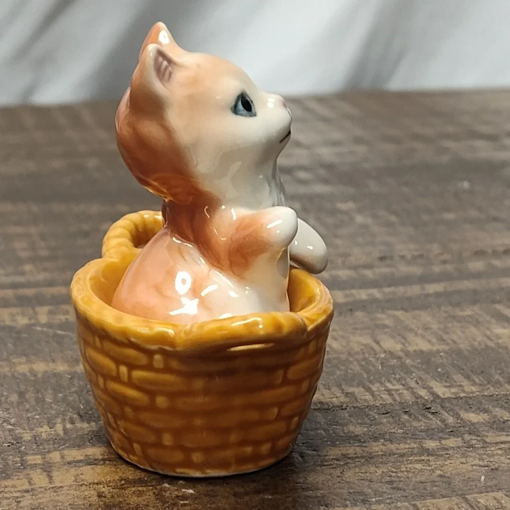 Vintage Ceramic Cat Kitten in Basket figurine Collectable